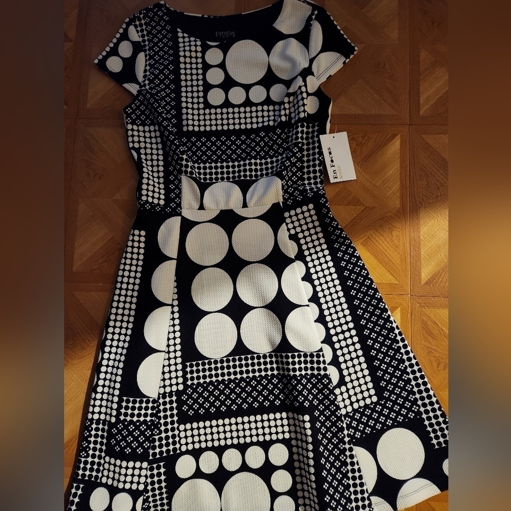 Enfocus Studio Dress Black White Size 4 Fit and Flare Cap Sleeves Circle…